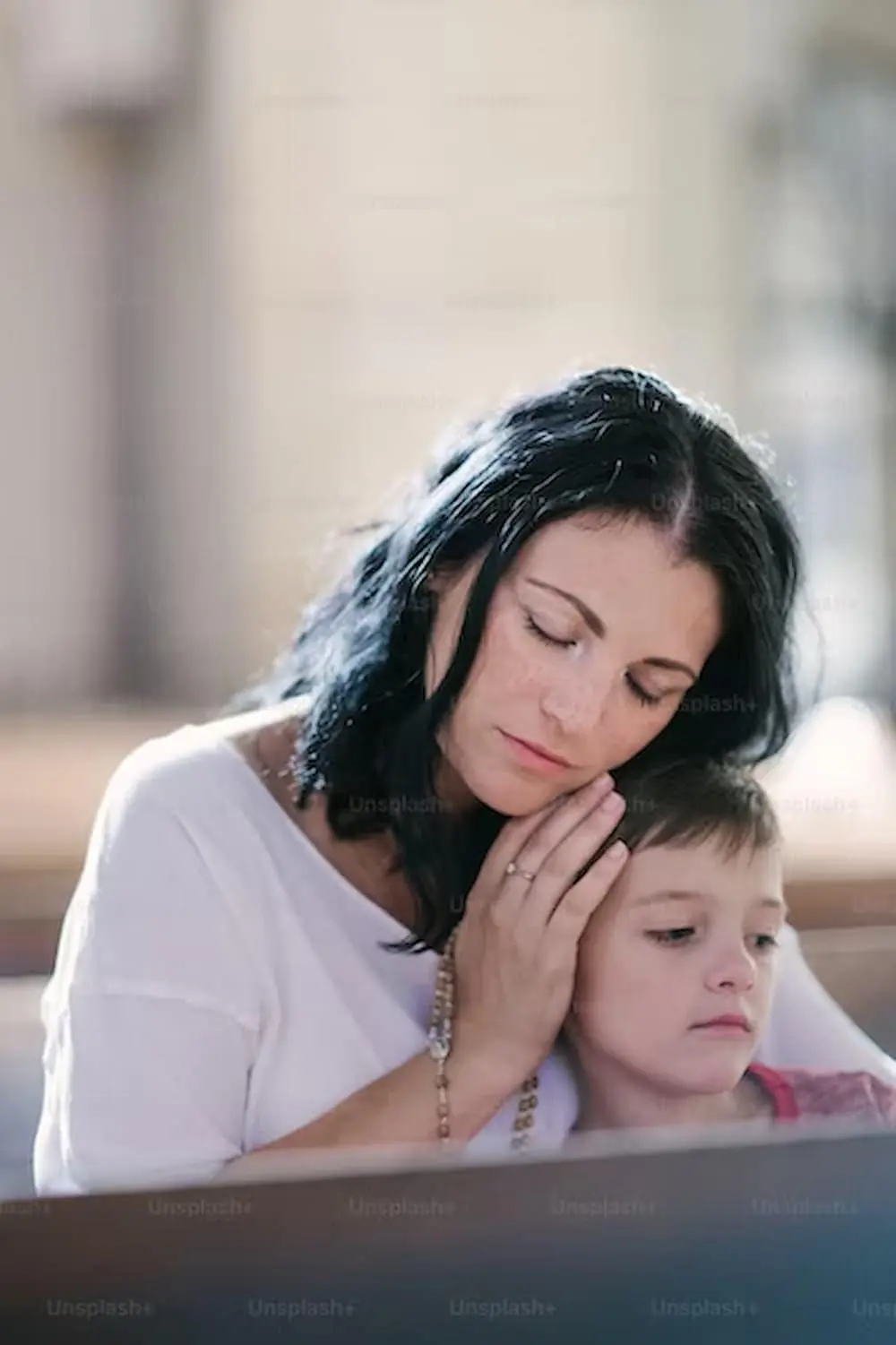 Yas tutan anne ve çocuk